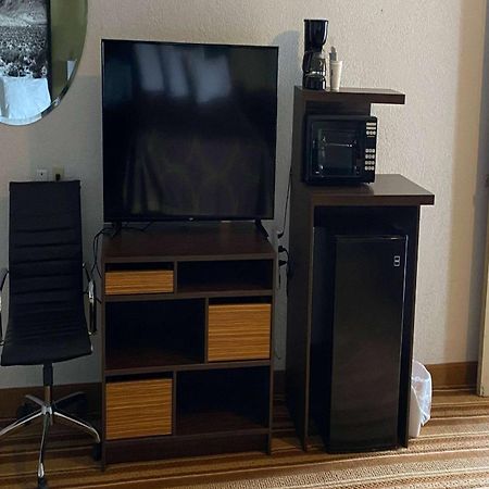 Super 8 By Wyndham Wells Hotell Eksteriør bilde