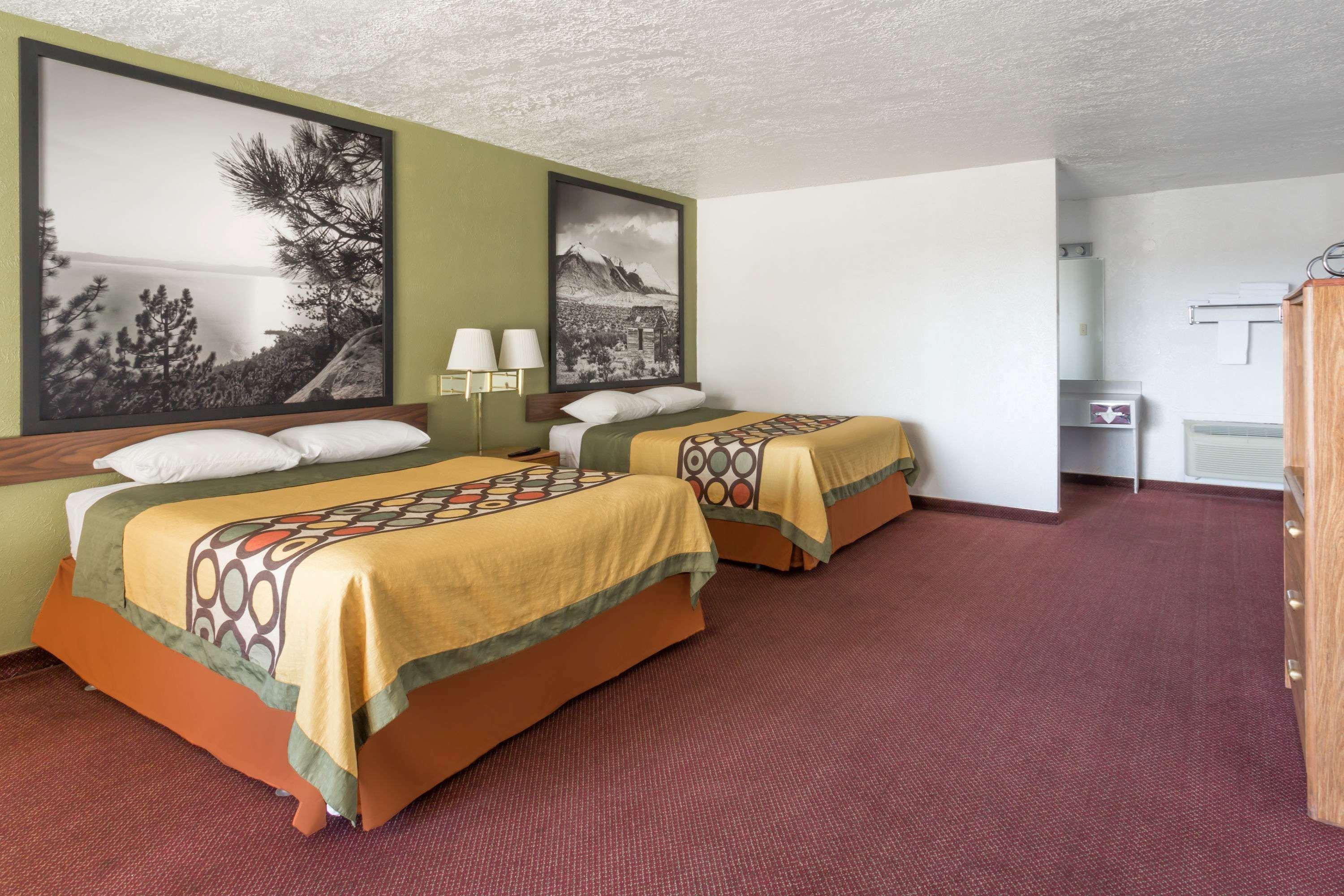 Super 8 By Wyndham Wells Hotell Eksteriør bilde