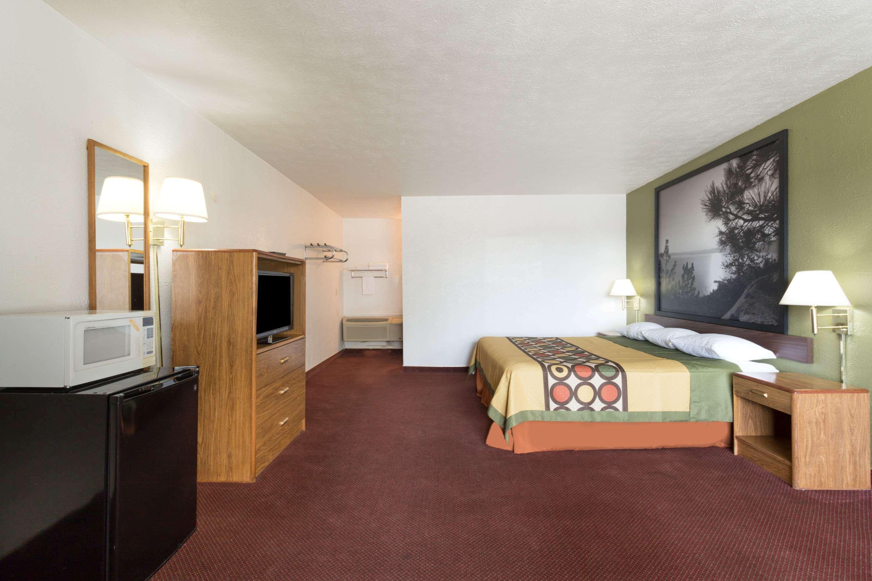 Super 8 By Wyndham Wells Hotell Eksteriør bilde