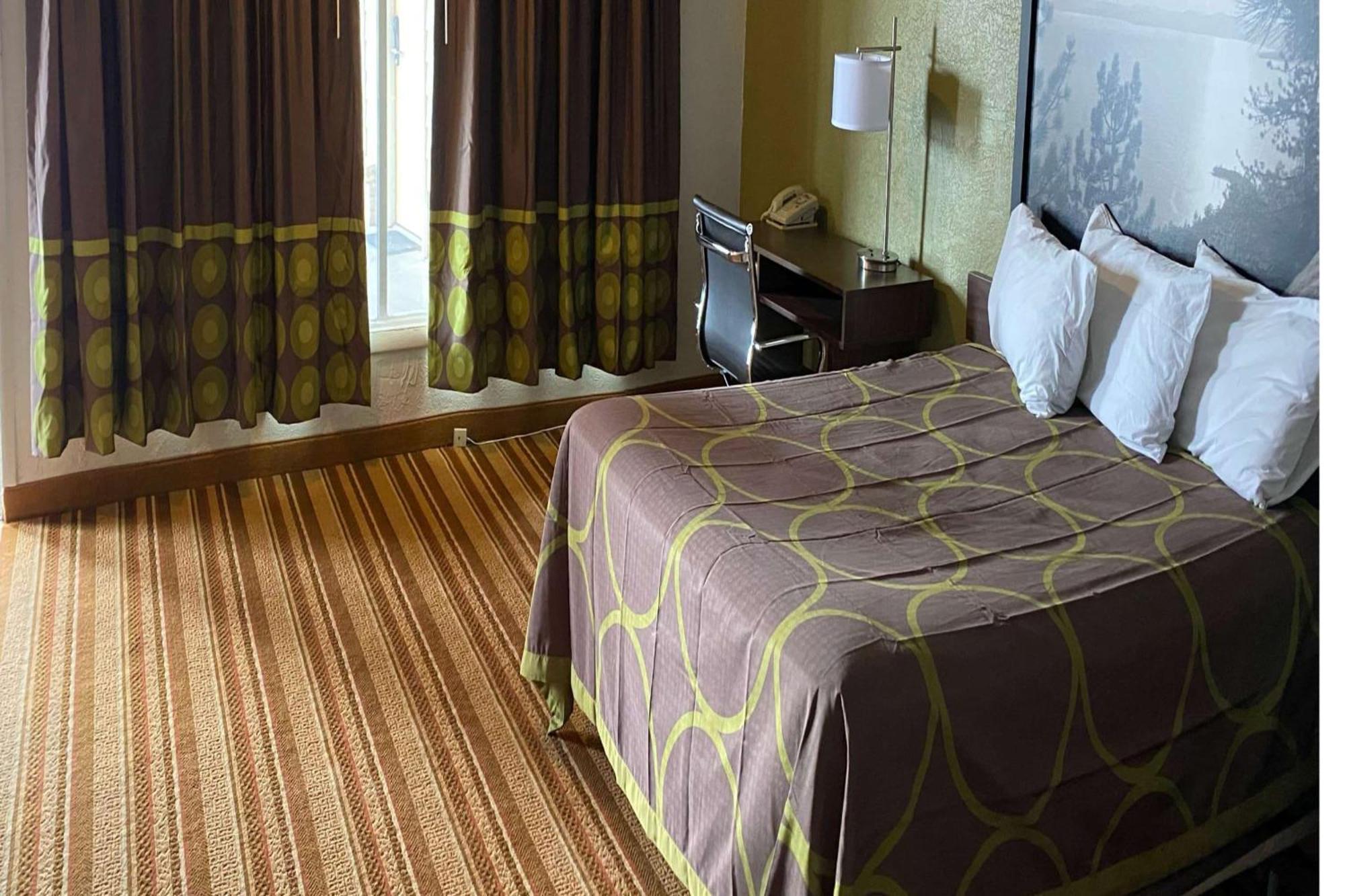 Super 8 By Wyndham Wells Hotell Eksteriør bilde